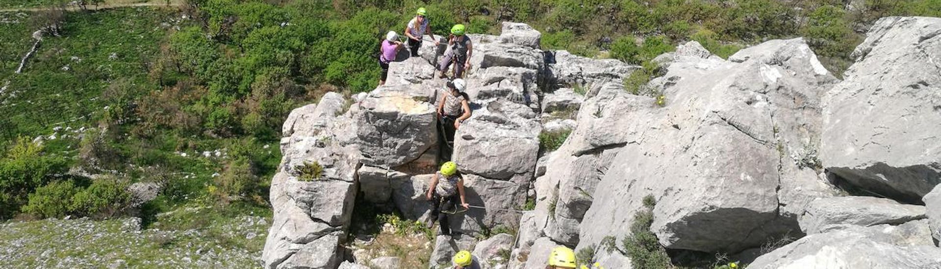 Eine Gruppe bei einer Klettersteigtour mit Iris Adventures Dalmatia in Split.