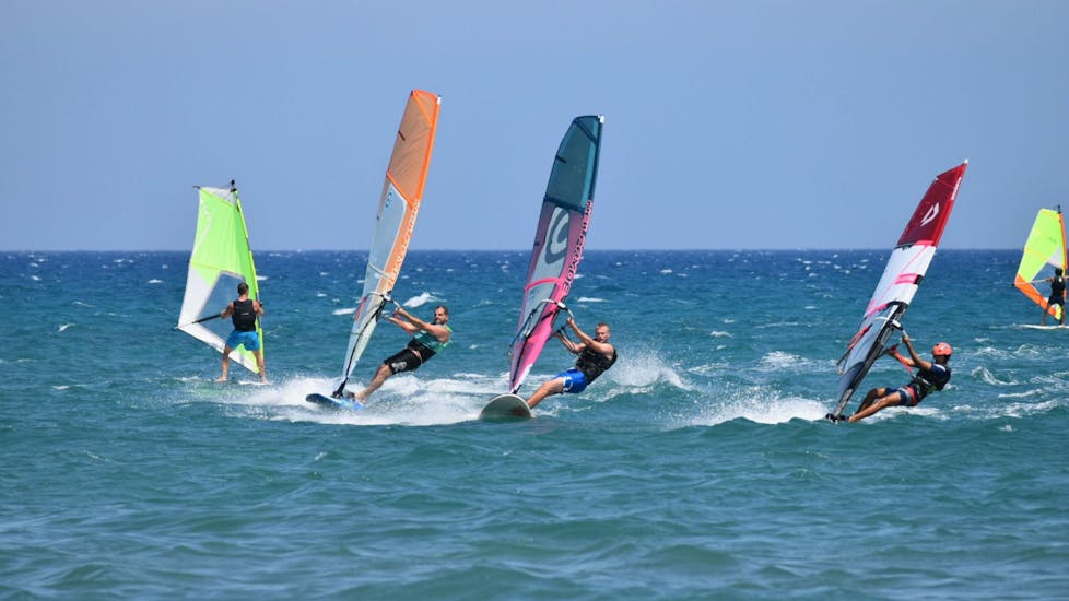 Lezioni di windsurf a Larnaca da 7 anni.