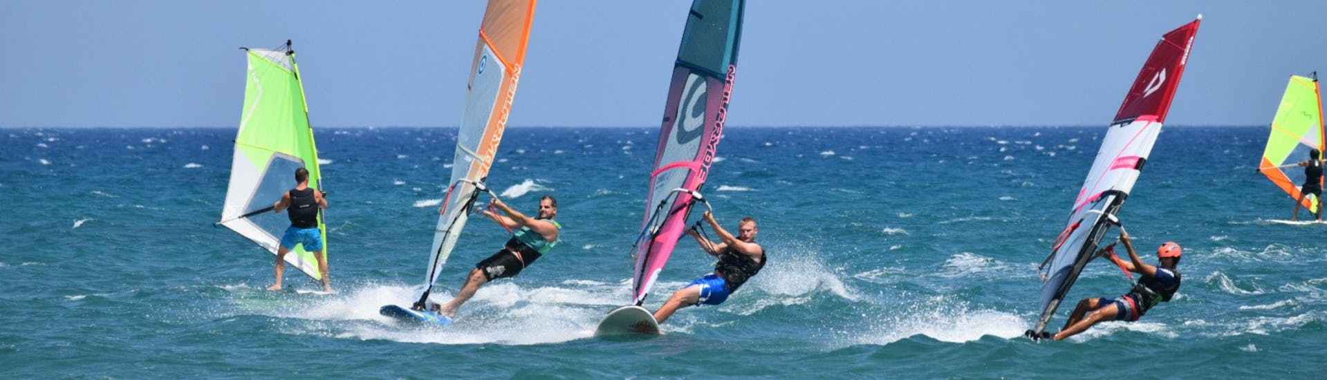 Lezioni di windsurf a Larnaca da 7 anni.
