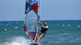 Cours de windsurf à Larnaca (dès 7 ans) avec Windsurf City Cyprus.