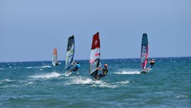 Gruppen Windsurfkurs für Erwachsene für Fortgeschrittene mit Windsurf City Cyprus.