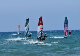Gruppen Windsurfkurs für Erwachsene für Fortgeschrittene mit Windsurf City Cyprus.