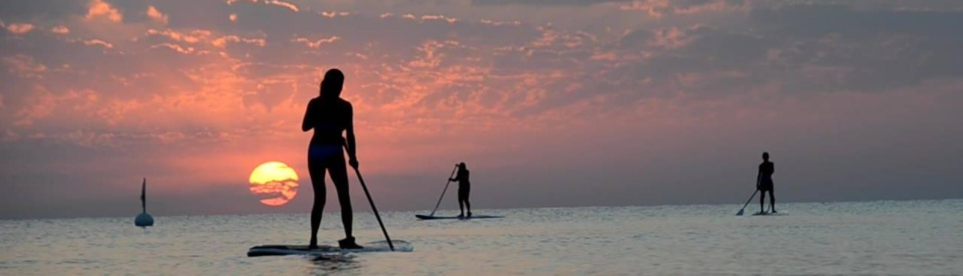 Stand Up Paddle Lessen in Larnaca vanaf 7 jaar voor beginners.