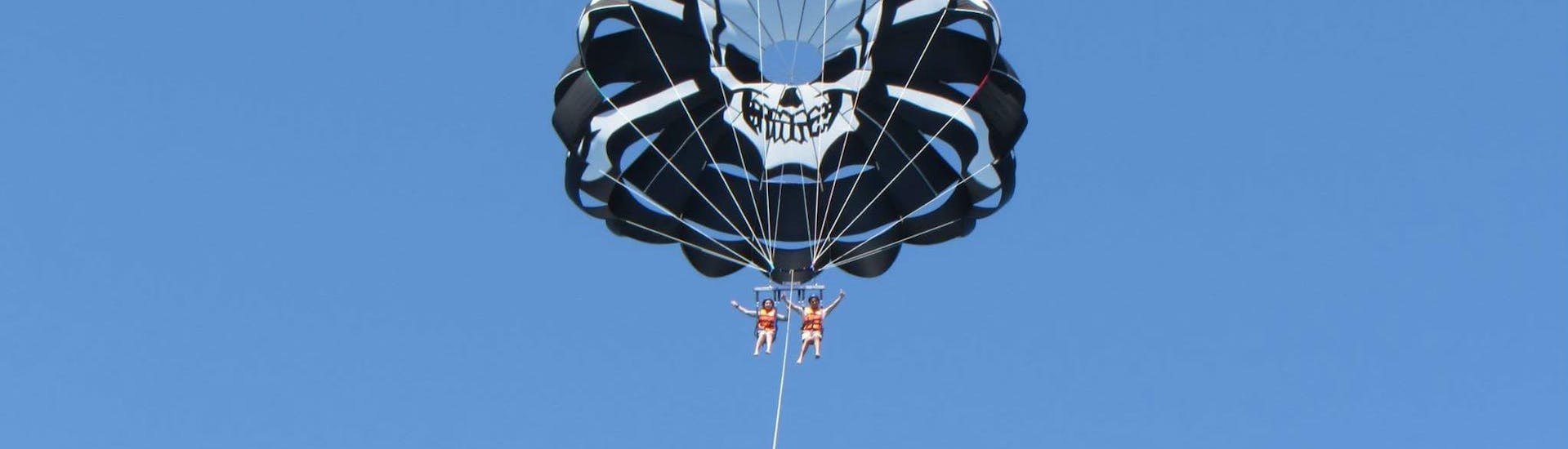 Foto de unos participantes haciendo parasailing 400m con Pirate Parasailing Fuengirola. 
