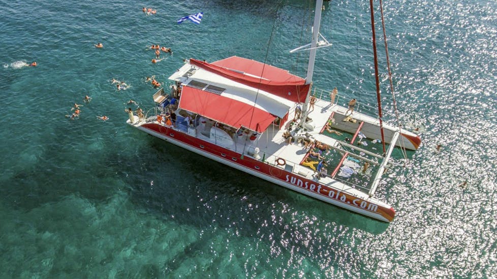 Foto van de catamaran tijdens de catamarantocht in Santorini naar de warmwaterbronnen en het Rode Strand met Sunset Oia.