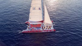 Balade en catamaran jusqu'aux sources chaudes & plage rouge avec Sunset Oia Santorini.