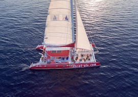 Paseo en catamarán en Santorini a Hot Springs y Red Beach con Sunset Oia Santorini.