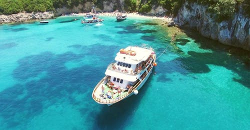Boottocht naar de Blue Lagoon vanuit Lefkimmi Corfu Cruises Bovenaanzicht van de boot tijdens de boottocht naar de Blue Lagoon vanuit Lefkimmi met Corfu Cruises.
