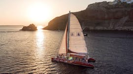 Foto van de boot tijdens de catamarantocht in Santorini naar het Rode Strand bij zonsondergang met Sunset Oia.