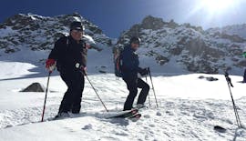 Due uomini partecipano a un tour privato di sci fuori pista per tutti i livelli con la scuola di sci Stuben.