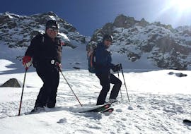 Dos hombres participan en un tour privado de esquí fuera de pista para todos los niveles, con la escuela de esquí Stuben.
