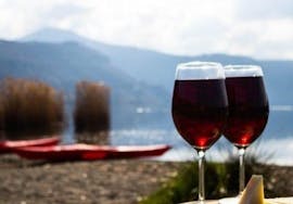 Due bicchieri di vino delizioso vi aspettano durante la gita in kayak sul lago di Albano con degustazione di vini e formaggi con Canoa Kayak Academy - Castel Gandolfo.
