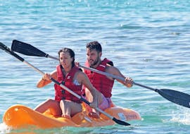 Photo d'un couple lors de leur location de kayak à la plage de Saint George - Naxos avec Flisvos Watersports 1974 Naxose.
