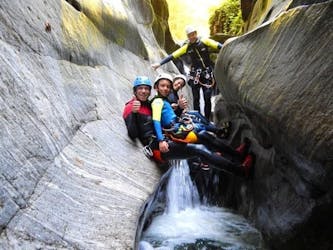 Familien-Canyoning in Corippo im Tessin mit Purelements Ticino.