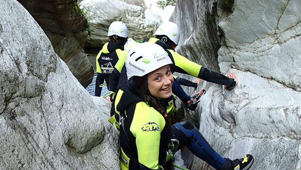 Familien-Canyoning in Corippo im Tessin.