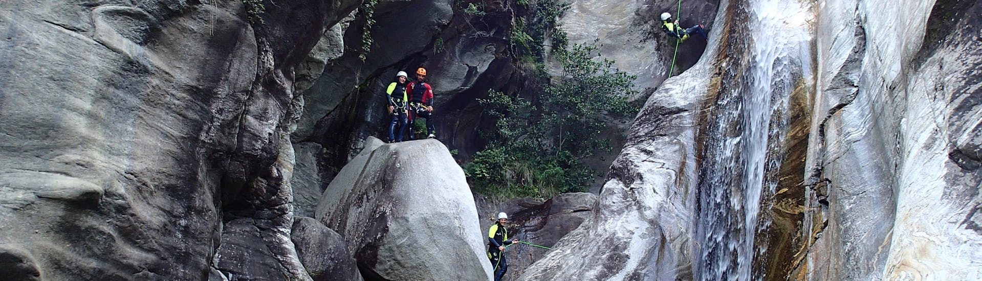 Pro Canyoning in Val Grande in Valle Maggia, Ticino.