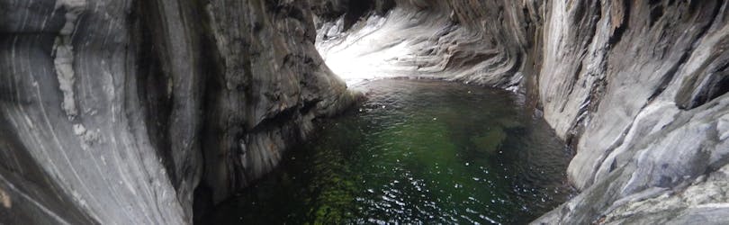 Canyoning in Val Grande in Valle Maggia, Ticino con Purelements Ticino.