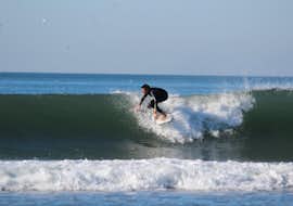 Día completo de Surf en Espinho con Green Coast Espinho. Un surfista cabalgando una ola durante un día completo de surf en Espinho con Green Coast Espinho.