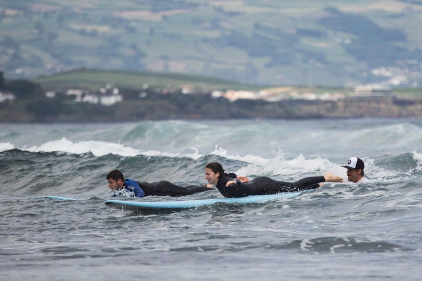 Lezioni di surf a Ponta Delgada per tutti i livelli.