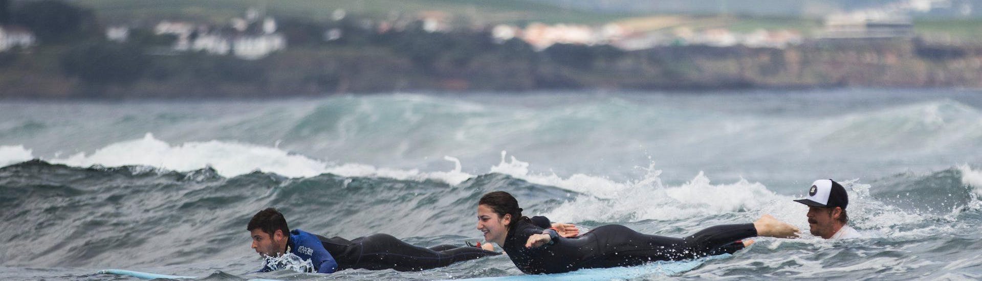 Zwei junge Surfer auf dem Surfboard während dem Surfkurs in Ponta Delgada für alle Levels.