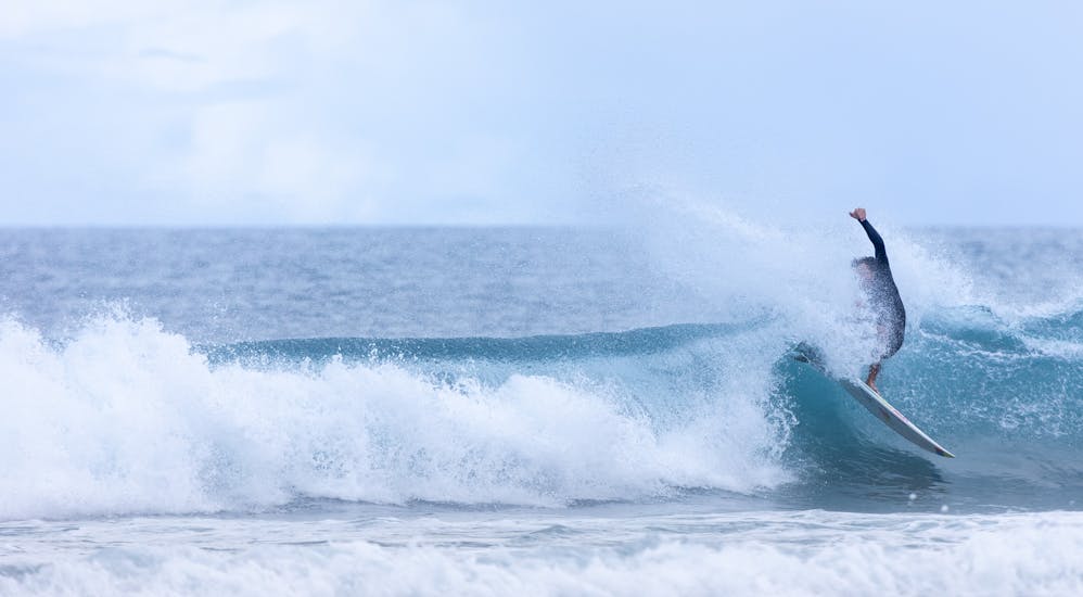 Lezioni private di surf a Ponta Delgada per tutti i livelli.