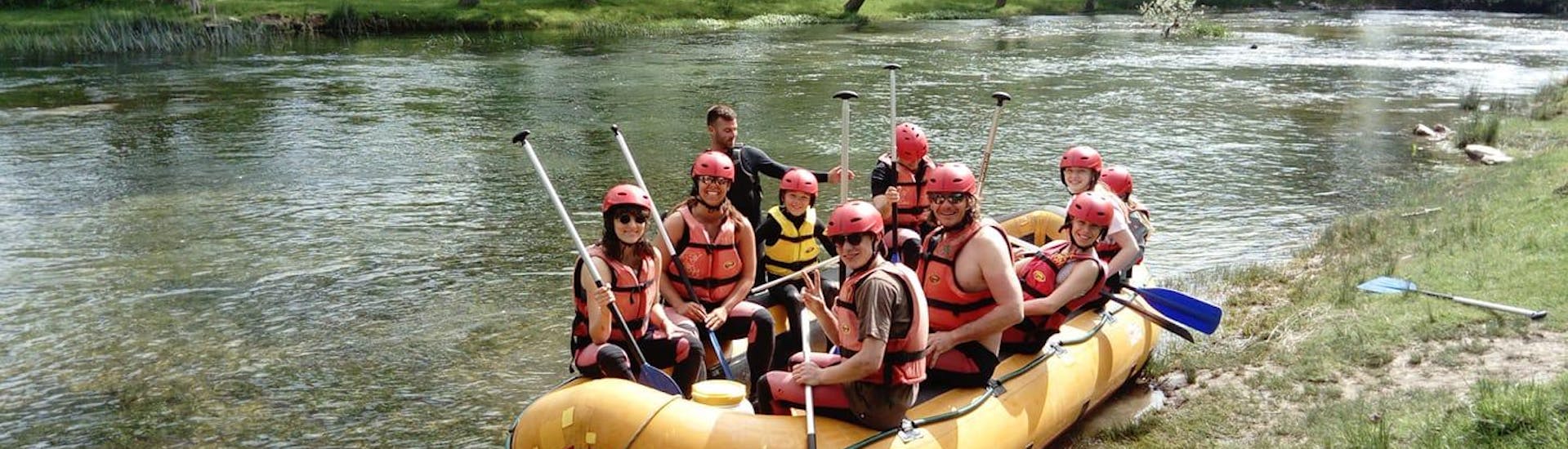 Gruppenbild beim Rafting auf dem Fluss Zrmanja mit Zrmanja River Tours.