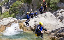 Un participant au cours de base de canyoning dans la rivière Cetina avec Iris Adventures Dalmatia saute dans la rivière.