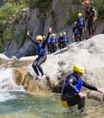 Ein Teilnehmer des Basic Canyoning im Fluss Cetina mit Iris Adventures Dalmatia springt in den Fluss.