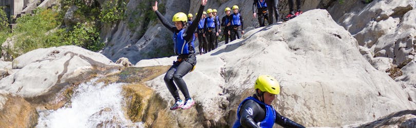 Een groep mensen van Iris Adventure Dalmatia canyoning op een rots bij de Cetina rivier.