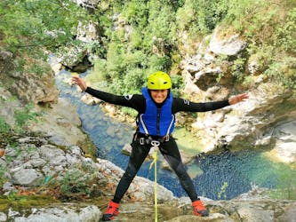 Un participant se prépare à descendre en rappel lors du canyoning extrême dans la rivière Cetina avec Iris Adventures Dalmatia.