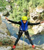 Un partecipante si prepara alla discesa in corda doppia durante l'Extreme Canyoning nel fiume Cetina con Iris Adventures Dalmatia.
