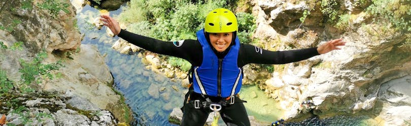 Eine Teilnehmerin macht sich bereit zum Abseilen während des Extreme Canyoning im Fluss Cetina mit Iris Adventures Dalmatia.