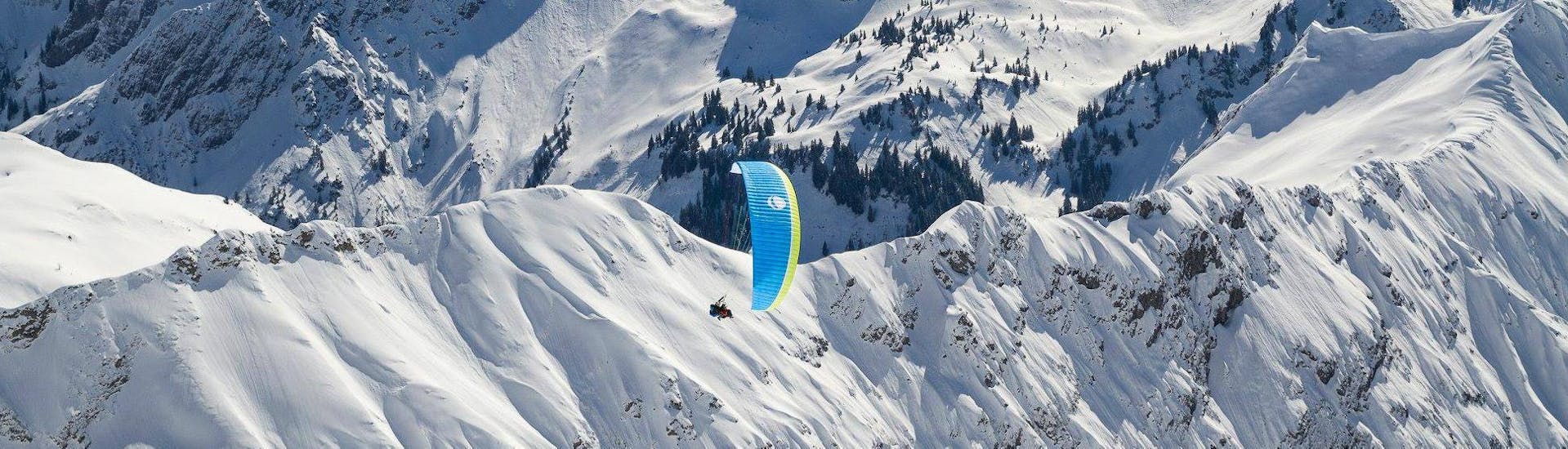A tandem flying during Tandem Paragliding at Hörnerbahn in Winter - Panorama Plus with vogelfrei Allgäu.