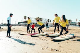 Eine Gruppe macht ihre ersten Erfahrungen mit dem Surfen beim Surfkursen ab 4 Jahren in Valencia mit Anywhere Watersports.