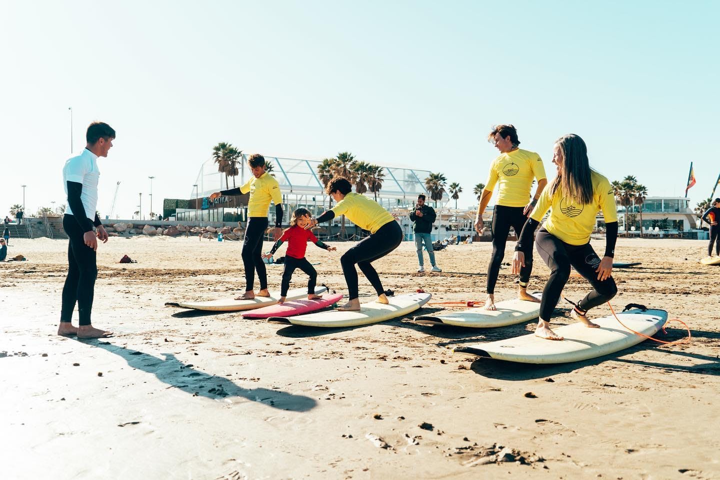 Cours de surf à Valence (à partir de 4 ans) avec Anywhere Watersports Valencia Des personnes de tous âges pratiquent leur première expérience avec le surf sur ces leçons de surf de 4 ans à Valence avec Anywhere Watersports.