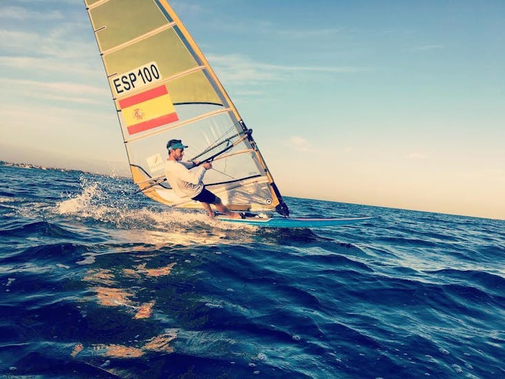 Lezioni private di windsurf a Valencia da 4 anni.