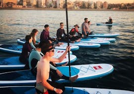 Un groupe d'amis qui a loué un stand up paddle à Valence pour profiter de l'après-midi sur la mer Méditerranée grâce à Anywhere Watersports. 