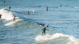 Surfer genießen ihren Tag auf dem Mittelmeer während ihrer privaten Surfstunden in Cullera mit Anywhere Watersports.