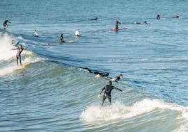 Surfer genießen ihren Tag auf dem Mittelmeer während ihrer privaten Surfstunden in Cullera mit Anywhere Watersports.
