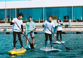 Eine Gruppe von Freunden mietete Stand Up Paddleboards in Cullera bei Anywhere Watersports, um die Küste auf eine ganz andere Art zu entdecken.