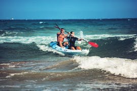 Una pareja está remando por el Mar Mediterráneo con su alquiler de kayak en Cullera de Anywhere Watersports.