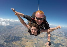 A BFC Parachutisme skydiving pilot performs a Tandem Skydive at 4000m with his client in Dijon.