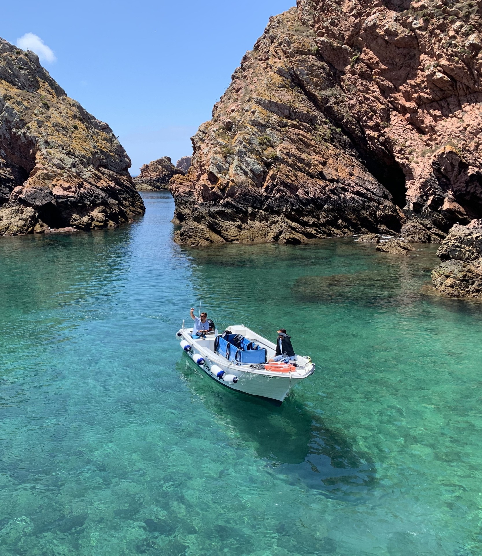 Uno de las lanchas que se encargan del paseo en barco de ida y vuelta desde Peniche con parada en las Berlengas con Feeling Berlanga.