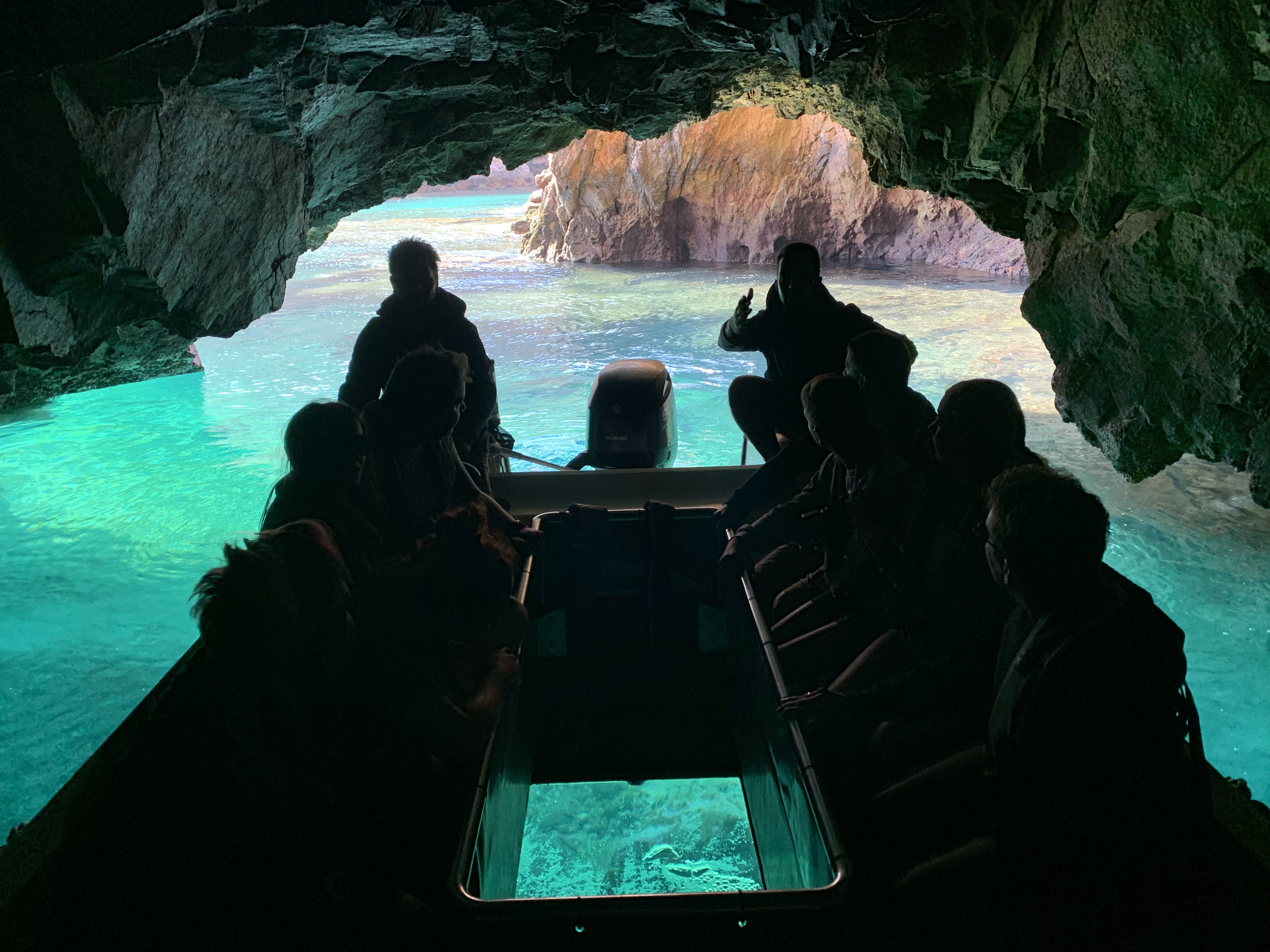 Panorama de la belle nature visible lors d'une excursion en bateau vers les Berlengas et les grottes avec visite guidée avec Feeling Berlanga.