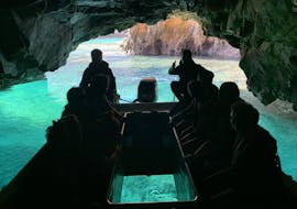 Panorama de la hermosa naturaleza visible durante un paseo en barco a las Berlengas y cuevas con visita guiada con Feeling Berlanga.