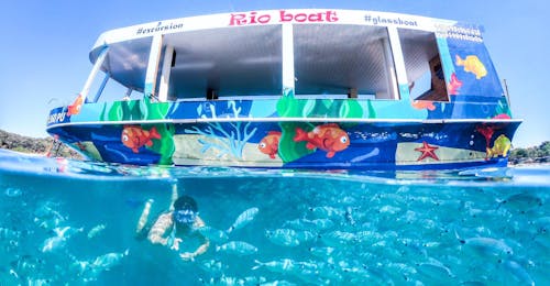 Paseo al atardecer en barco con suelo de cristal por la costa de Pula Rio Boat Pula Imagen del barco durante el viaje al atardecer en un barco con fondo de cristal a lo largo de la costa de Pula met Rio Boat Pula.