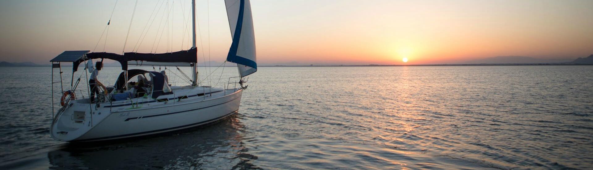 Gita privata in barca a vela da La Manga del Mar Menor con bagno in mare e tramonto.