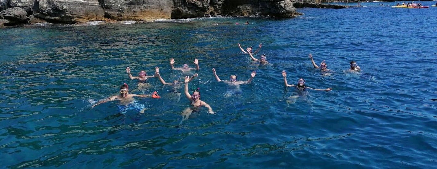 Group swimming during the snorkeling boat trip to Secret Beaches in Galebove Stijene with Rio Boat Pula.