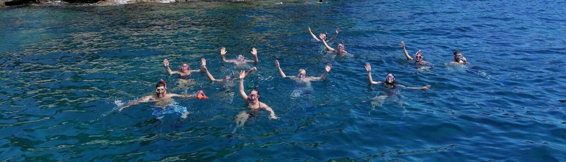 Gruppenschwimmen während des Schnorchelausflugs zu den geheimen Stränden in Galebove Stijene mit Rio Boat Pula.