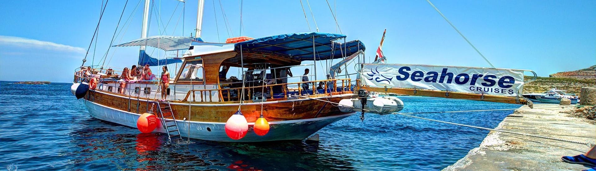 Boot steht im Hafen von Bugibba bereit für die Bootstour von Bugibba nach Comino mit Stopp in der Blauen Lagune organisiert von Seahorse Curises Malta.